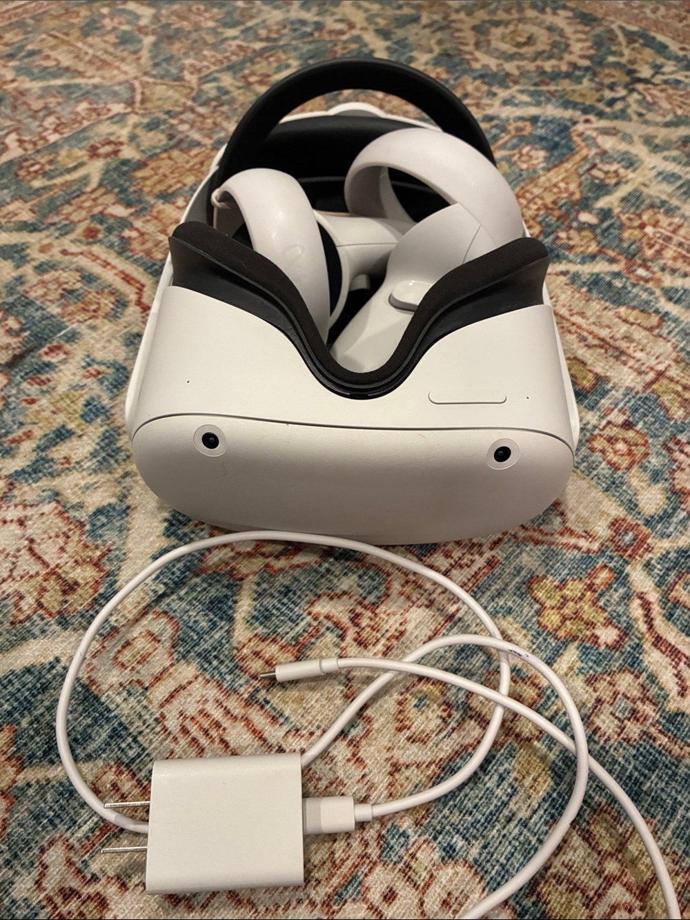Oculus White Standalone VR Headset with White Controllers and Cable